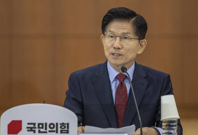 김문수 국민의힘 대통령 후보가 22일 서울 여의도 한국거래소에서 열린 중앙선거대책위원회 현장 회의에 참석해 주식시장 활성화를 위한 대책을 말하고 있다. 연합뉴스