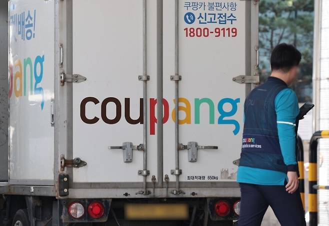 서울 시내의 한 물류 캠프에 쿠팡 배송 차량이 주차돼 있다. 연합뉴스