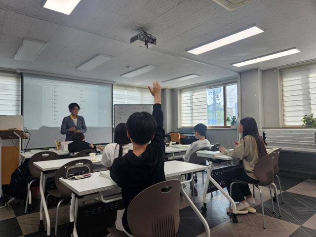 13일 경기 화성 온누리다문화평생교육원 '레인보우스쿨' 수업에서 이주배경청소년 한 명이 손을 번쩍 들어 발표하고 있다. 최현빈 기자