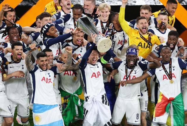토트넘의 손흥민(가운데)이 22일(한국시간) 스페인 빌바오의 산 마메스 경기장에서 열린 맨체스터 유나이티드와 2024~25시즌 유럽축구연맹(UEFA) 유로파리그(UEL) 결승전에서 승리한 뒤 우승 트로피를 들고 동료들과 환호하고 있다. 손흥민은 프로 데뷔 이후 15년 만에 첫 우승했고, 토트넘도 2007~08 리그컵 이후 17년 만에 정상에 올랐다. 빌바오=로이터 연합뉴스