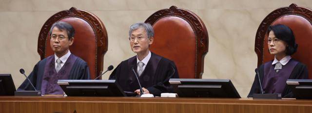 조희대 대법원장을 비롯한 대법관들이 1일 서울 서초구 대법원에서 이재명 더불어민주당 대선 후보의 공직선거법 위반 사건과 관련한 전원합의체 선고를 위해 대심판정에 착석해 있다. 사진공동취재단