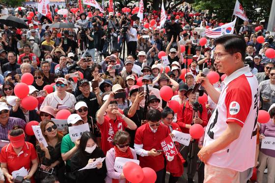 김문수 국민의힘 대선후보가 21일 경기 김포시 사우문화체육광장에서 유세를 하고 있다. 뉴스1