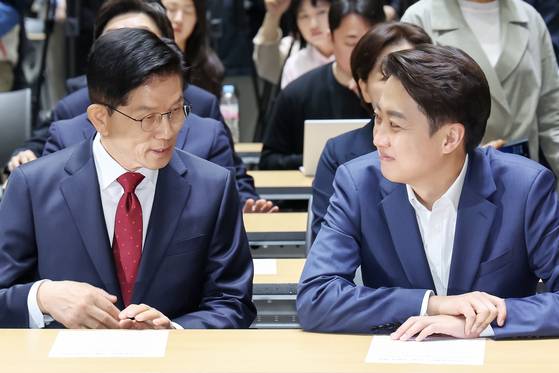 (서울=뉴스1) 민경석 기자 = 김문수 국민의힘 대통령 후보(왼쪽)와 이준석 개혁신당 대통령 후보가 19일 오전 서울 중구 서울시청에서 열린 '약자와 동행하는 서울 토론회'에 참석해 나란히 앉아 있다. 2025.5.19/뉴스1