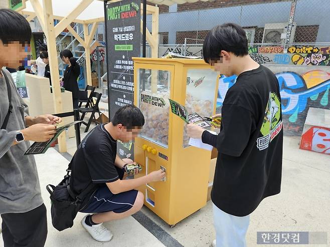 21일 대학생 박정흠 씨(20)가 서울 성동구 성수동에서 열린 '모바일배틀그라운드 한국 서비스 7주년 기념 팝업스토어'에서 럭키드로우를 통해 QWER의 포토카드 뽑기를 기대하고 있다. 사진=박수빈 기자