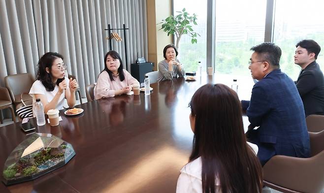 22일 서울 마곡 LG사이언스파크에서 진행된 '찐심데이'에서 LG유플러스 고객들(테이블 기준 좌측)이 발언을 하고 있는 모습./사진=LG유플러스 제공