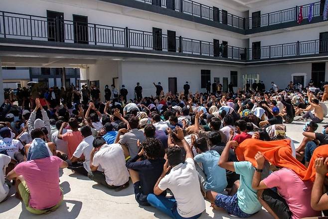 지난 3월 미얀마 미야와디 지역 범죄 조직 단속 결과, 미얀마 내 온라인 사기조직에서 일했거나 인신매매를 당한 외국인 피해자들이 구조돼 모여있는 모습. /사진=로이터