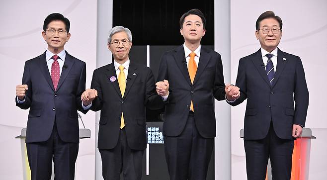 지난 18일 서울 마포구 SBS프리즘타워에서 열린 중앙선거방송토론위원회 주관 제21대 대통령선거 후보자 토론회에서 각 정당 대선 후보들이 손을 잡고 있다. 왼쪽부터 김문수 국민의힘 후보, 권영국 민주노동당 후보, 이준석 개혁신당 후보, 이재명 더불어민주당 후보. 국회사진기자단