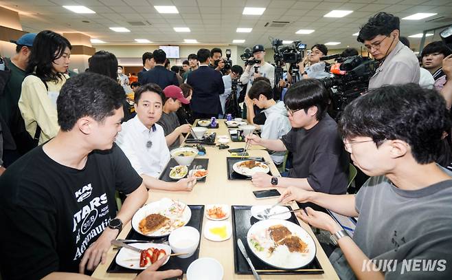 "이준석에 쏠린 관심"이준석 개혁신당 대선 후보가 22일 인천 미추홀구 인하대학교 학생식당에서 열린 '학식먹자 이준석' 행사에서 학생들과 식사하며 대화를 나누고 있다.