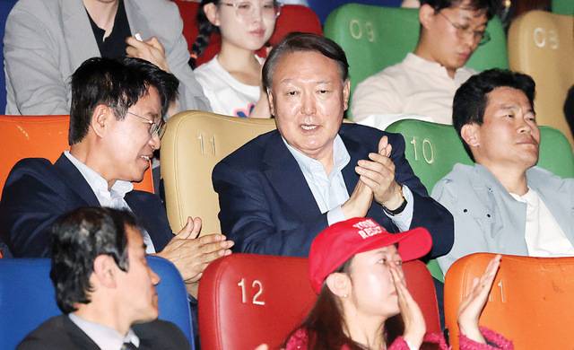 윤석열 전 대통령이 21일 오전 서울 동대문 메가박스에서 열린 다큐멘터리 영화 ‘부정선거, 신의 작품인가’ 시사회에 참석하고 있다. 영화를 제작한 한국사 강사 전한길(오른쪽)씨와 감독 이영돈(왼쪽) PD가 윤 전 대통령 양옆에 앉아 있다. 이한형 기자