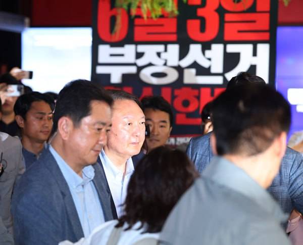 ▲윤석열 전 대통령이 21일 서울 메가박스 동대문에서 다큐멘터리 영화 '부정선거, 신의 작품인가'를 관람하고 영화관을 나서고 있다. ⓒ연합뉴스