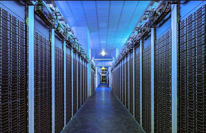 한미글로벌이 건설사업관리(PM)를 맡아 조성된 ‘네이버 각 세종’ 데이터센터 내 서버실.