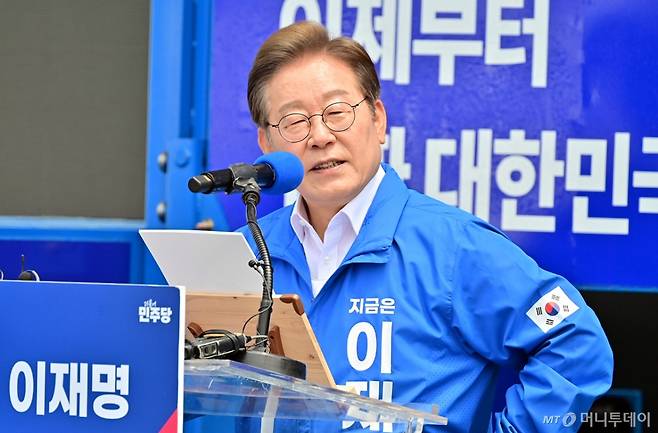 (제주=뉴스1) 오미란 기자 = 이재명 더불어민주당 대통령 후보가 22일 오전 제주동문시장 앞 탐라문화광장에서 유세를 하고 있다.(제주도사진기자회. 재판매 및 DB 금지) 2025.5.22/뉴스1 Copyright (C) 뉴스1. All rights reserved. 무단 전재 및 재배포, AI학습 이용 금지. /사진=(제주=뉴스1) 오미란 기자