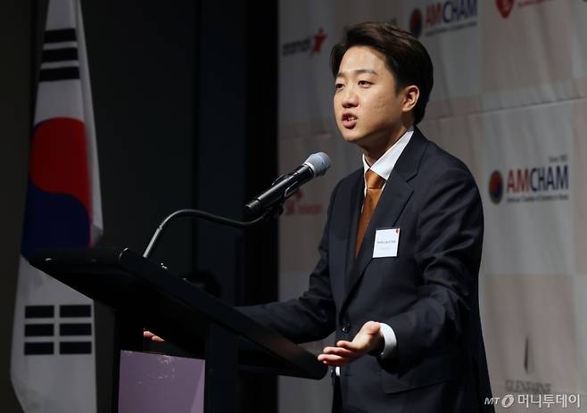 이준석 개혁신당 대통령 후보가 22일 오후 서울 용산구 그랜드하얏트서울에서 열린 제임스 김 주한미국상공회의소(AMCHAM·암참) 회장과의 대담에 앞서 인사말을 하고 있다. 2025.5.22/뉴스1 Copyright (C) 뉴스1. All rights reserved. 무단 전재 및 재배포, AI학습 이용 금지.