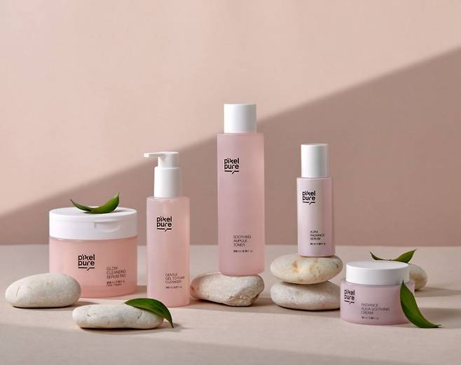 글로벌 종합 엔터테인먼트 기업 고스트스튜디오가 신규 화장품 브랜드 '픽셀퓨어'(PIXELPURE)를 론칭하며 K-뷰티 시장에 새로운 도전을 선언했다. 사진은 '고스트 시즌1'은 '진정 & 광채 라인'으로 대표 제품인 '아우라 래디언스 세럼'을 포함한 기초 스킨케어 5종으로 구성된 이미지. /사진=고스트스튜디오