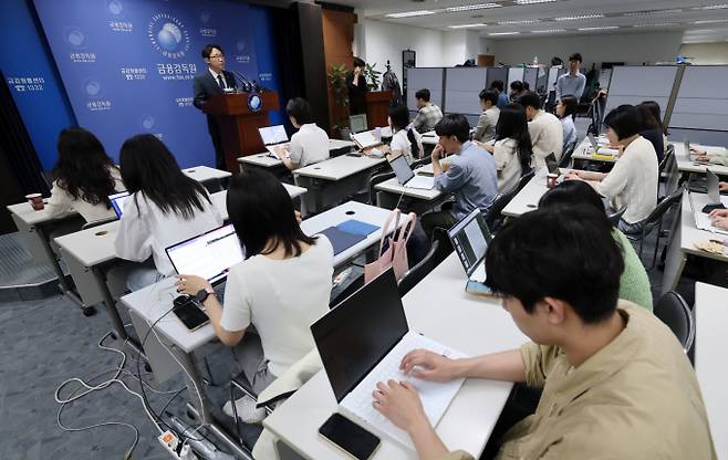 한구 금융감독원 중소금융 부원장보가 22일 서울 여의도 금융감독원에서 부동산 PF 정리·재구조화 경과와 실적을 발표하고 있다. /사진=뉴스1