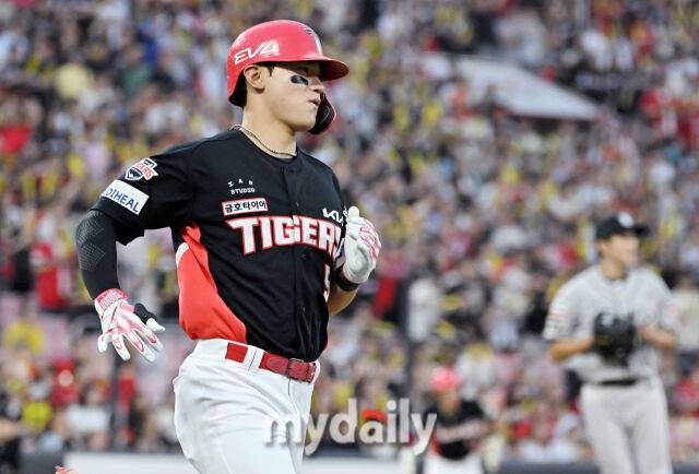 21일 오후 경기도 수원시 조원동 수원kt위즈파크에서 진행된 '2025 프로야구 KBO리그' kt위즈와 KIA타이거즈의 경기. 기아 김도영이 3회초 1사 3루서 1타점 희생타를 친 뒤 1루로 달리고 있다./수원=송일섭 기자 andlyu@mydaily.co.kr