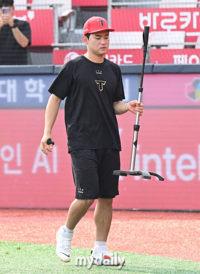 21일 오후 경기도 수원시 조원동 수원kt위즈파크에서 진행된 '2025 프로야구 KBO리그' kt위즈와 KIA타이거즈의 경기. 기아 김도영이 경기전 훈련에 나서고 있다./수원=송일섭 기자 andlyu@mydaily.co.kr