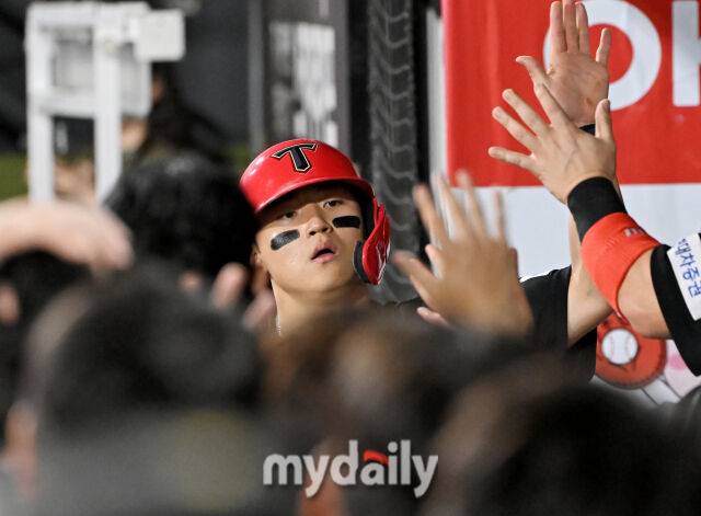 20일 오후 경기도 수원시 조원동 수원kt위즈파크에서 진행된 '2025 프로야구 KBO리그' kt위즈와 KIA타이거즈의 경기. 기아 김도영이 9회초 무사 2루서 김선빈의 적시타때 홈을 밟은 뒤 덕아웃서 환호하고 있다./수원=송일섭 기자 andlyu@mydaily.co.kr