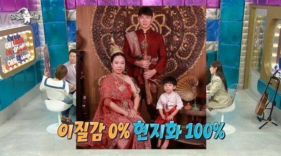 홍현희(왼쪽)가 제이쓴(가운데), 준범이와 치앙마이에서 전통 의상을 입은 채 사진을 찍었다./MBC '라디오스타' 방송화면 캡쳐