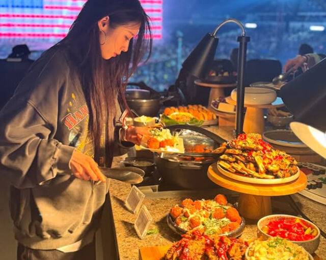 지연이 비욘세 공연장에서 뷔페를 즐기고 있다. / 지연 소셜미디어 캡처