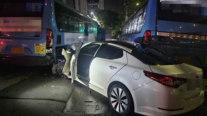 19일 오후 11시쯤 부산 북구의 한 도로에서 음주측정에 불응하고 도주하던 50대 남성이 가로수와 시내 버스를 잇달아 들이받았다. 부산경찰청 제공