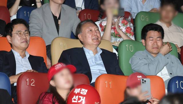 ▲윤석열 전 대통령이 21일 서울 메가박스 동대문에서 영화 '부정선거, 신의 작품인가'를 관람하고 있다. 왼쪽부터 이영돈 PD, 윤 전 대통령, 전한길 전 한국사 강사. ⓒ연합뉴스