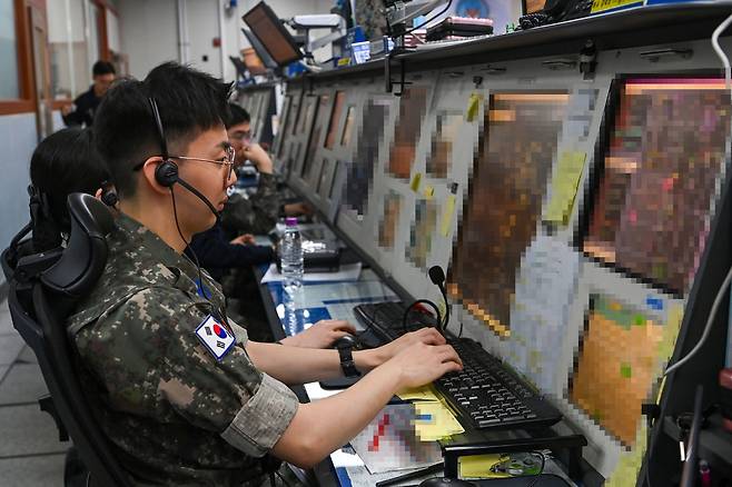 대한민국 공군 중앙방공통제소(MCRC) 무기운영팀이 항적분리 임무를 수행하고 있다. 공군 제공