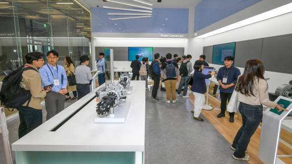 현대모비스가 지난해 10월 경기 의왕 전동화연구소에서 협력사를 포함한 다양한 이해관계자를 초청해 신기술 개발 성과를 공유한 가운데 방문객들이 전시품을 둘러보고 있다. 현대모비스 제공
