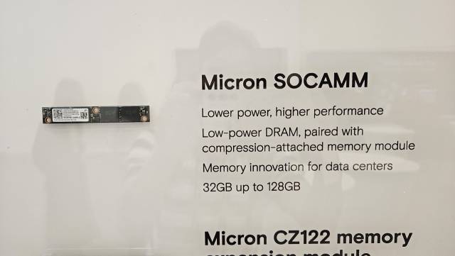 마이크론이 20일 대만 타이페이에서 개막한 아시아 최대 정보기술 전시회 '컴퓨텍스 2025' 행사의 일환으로 연 프라이빗 부스에서 차세대 AI 메모리로 꼽히는 소캠(SOCAMM) 제품을 전시했다.타이페이=허진 기자