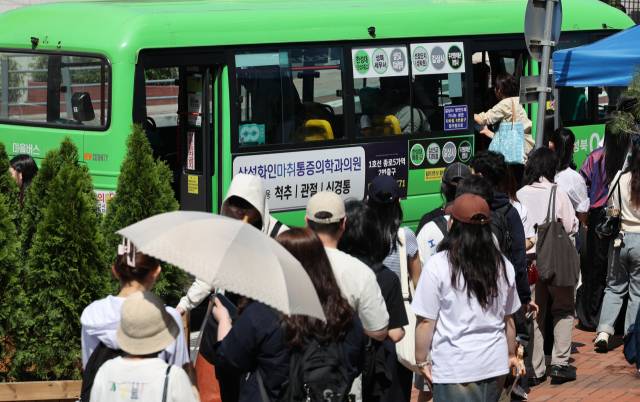 22일 서울 한 대학교 앞에서 학생들이 마을버스 탑승을 위해 줄 서 있다. 서울마을버스운송사업조합은 지난 16일 서울시에 마을버스 요금 인상 등을 요구하는 공문을 보내고, 시가 요구를 수용하지 않으면 운행중단을 검토하겠다고 밝혔다. 연합뉴스