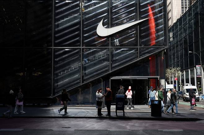 지난달 2일(현지 시각) 미국 뉴욕의 나이키 매장을 지나가는 사람들의 모습 ⓒ로이터=연합뉴스