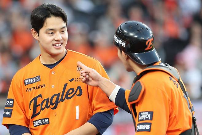 한화 최재훈(오른쪽)과 문동주. 한화 이글스 제공