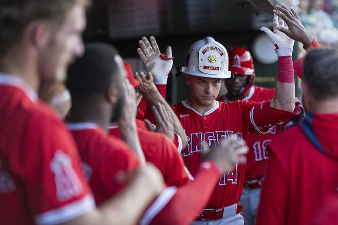LA 에인절스 로건 오하피가 22일 애슬레틱스전에서 2회초 투런홈런을 날리고 들어온 뒤 동료들의 축하를 받고 있다. AP연합뉴스