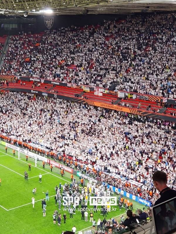 ▲ 우승이 확정된 순간, 토트넘 홋스퍼 팬들은 눈물 쏟기 바빴다.