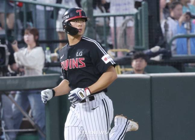 LG 이영빈이 21일 사직 롯데전에서 2회 솔로포를 터트리고 있다. /사진=김진경 대기자