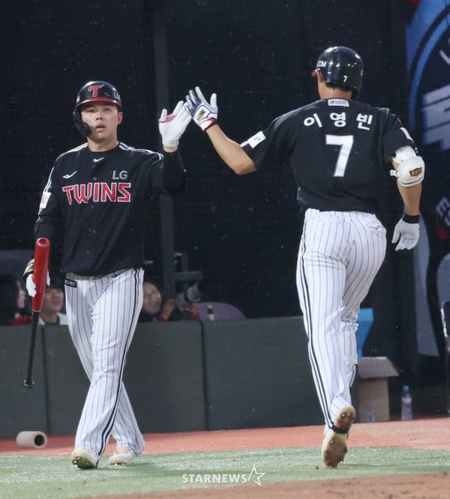 LG 이영빈(오른쪽)이 21일 사직 롯데전에서 2회 솔로포를 터트리고 하이파이브를 하고 있다. /사진=김진경 대기자