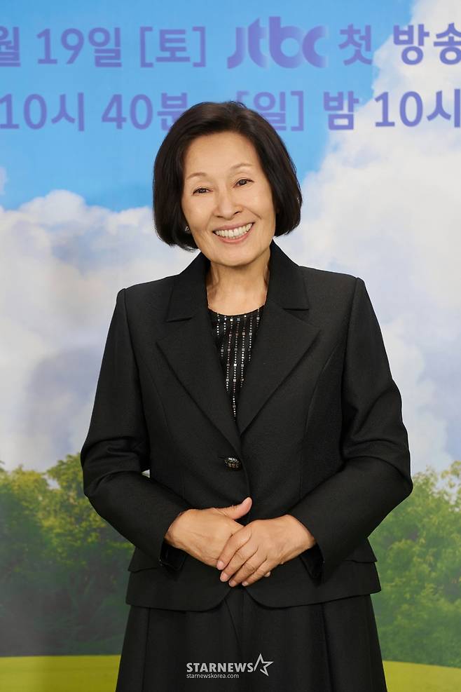 배우 김혜자가 18일 오후 온라인으로 진행된 JTBC 토일드라마 '천국보다 아름다운' 제작발표회에 참석해 포즈를 취하고 있다. 80세의 모습으로 천국에 도착한 해숙이 젊어진 남편 낙준과 재회하면서 벌어지는 현생 초월 로맨스 '천국보다 아름다운'은 오는 19일 첫 방송된다. /2025.04.18 /사진=이동훈 photoguy@