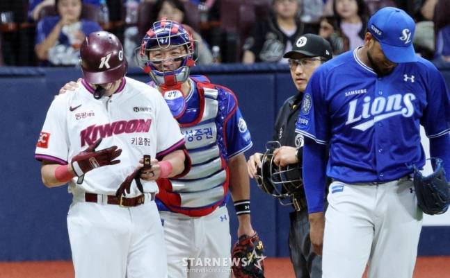키움 카디네스(왼쪽)가 22일 삼성전 몸에 맞는 공 이후 강민호(가운데)와 레예스의 사과에 미소를 짓고 있다. /사진=강영조 선임기자