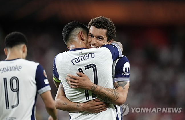 토트넘은 22일(한국시간) 오전 4시부터 스페인 빌바오의 에스타디오 산 마메스에서 맨체스터 유나이티드(잉글랜드)와 2024-2025시즌 유럽축구연맹(UEFA) 유로파리그 결승전을 치르고 있다. 부상에서 최근 복귀한 손흥민은 이날 경기에서 벤치 대기하는 중이다. 토트넘은 전반 42분 상대 수비수 루크 쇼의 자책골로 1-0 앞선 채 전반을 마쳤다. 이대로 끝나면 손흥민은 2015년 토트넘 입단 후 공식대회 첫 우승을 거머쥔다. 연합뉴스