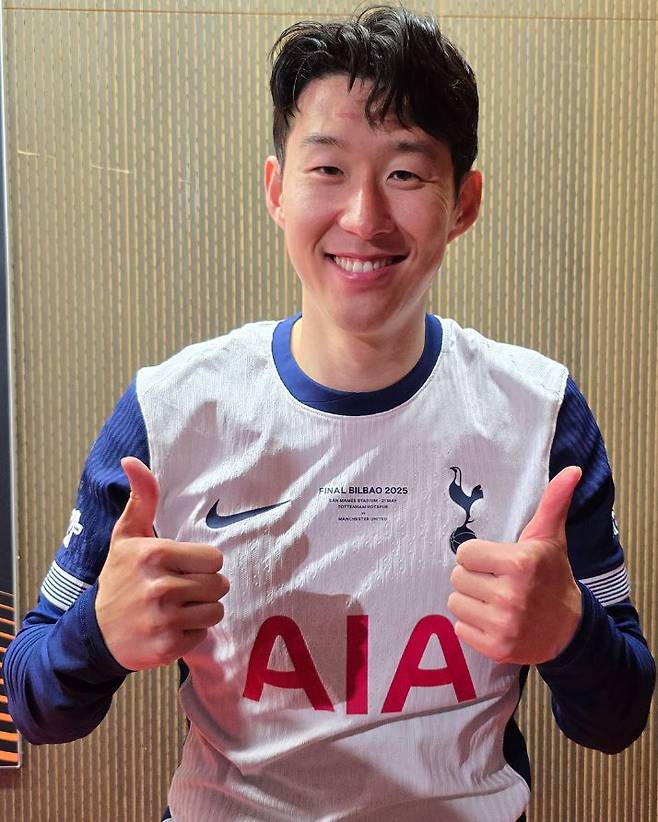 22일 토트넘 공식 사회관계망서비스(SNS)를 통해 공개된 영상에는 손흥민이 상처 부위를 손으로 가리키며 해맑게 웃고는 '트로피를 들어 올리는 순간 누가 뒤에서 밀었다. 그래서 트로피에 이마를 부딪혀 이렇게 상처가 났다'고 말하는 장면이 담겨 있었다. 팬들은 해당 영상 댓글란을 통해 열렬히 반응했다. '해리포터보다 멋진 상처', '진짜 챔피언의 상징', '15년의 집념이 새겨진 흔적'이라는 댓글이 붙었다. 토트넘 홋스퍼