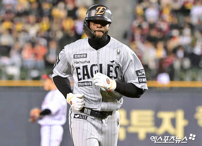 27일 오후 서울 송파구 잠실야구장에서 열린 '2025 신한 SOL Bank KBO리그' 한화 이글스와 LG 트윈스의 경기, 4회초 1사 한화 플로리얼이 좌익수 플라이로 아웃된 후 아쉬워하고 있다. 엑스포츠뉴스 DB