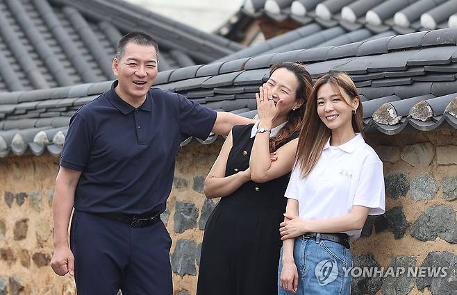 송일국·민선예·조이킴 '화기애애' (밀양=연합뉴스) 김동민 기자 = 제67회 밀양아리랑대축제 메인 행사인 밀양강 오딧세이 '칼을 품고 슬퍼하다'에 출연하는 배우 송일국(왼쪽), 민선예(오른쪽), 조이킴 예술총감독이 22일 경남 밀양의 한 카페에서 연합뉴스와 인터뷰 후 사진 촬영하고 있다.
'칼을 품고 슬퍼하다'는 임진왜란 때 많은 업적을 남긴 사명대사의 일대기를 다룬 작품으로 이날부터 24일까지 밀양강 특설무대에서 펼쳐진다. 2025.5.22 image@yna.co.kr