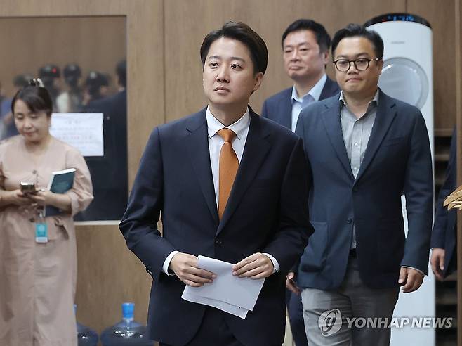 단일화 관련 기자회견 나선 이준석 후보 (서울=연합뉴스) 류영석 기자 = 개혁신당 이준석 대선 후보가 22일 서울 여의도 국회 소통관에서 국민의힘 김문수 대선 후보와의 단일화 요구에 대한 입장 발표 기자회견을 위해 입장하고 있다. 2025.5.22 ondol@yna.co.kr