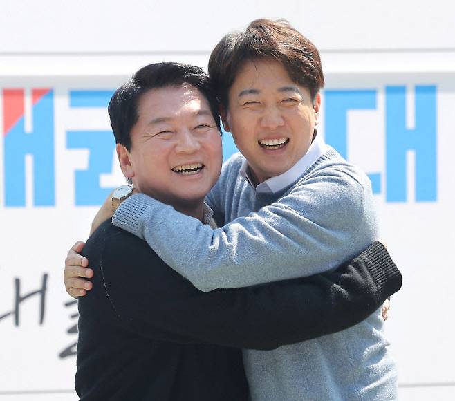 지난달 인공지능(AI) 관련 ‘미래를 여는 단비토크’에서 포옹하는 안철수(왼쪽) 의원, 이준석 개혁신당 대선 후보.(사진=연합뉴스)