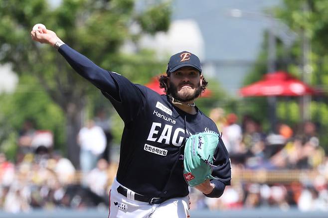 4일 KIA 타이거즈와 경기에서 투구하는 한화 이글스 투수 코디 폰세