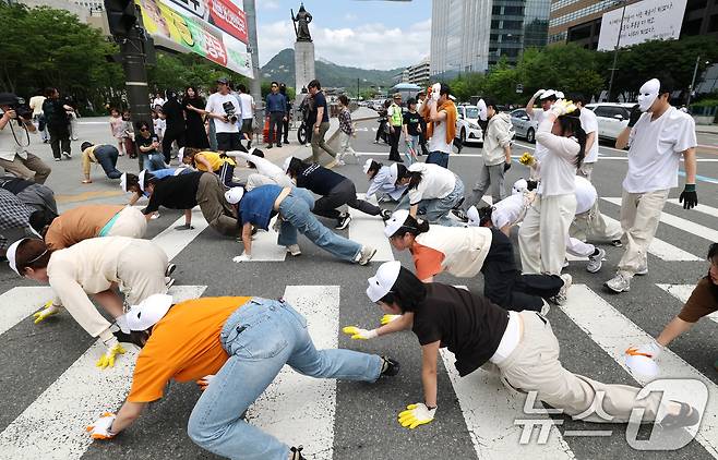 녹색연합 관계자들이 22일 서울 종로구 세종로 광화문네거리에서 생물다양성의 날을 맞아 자연의 권리 퍼포먼스 ‘공생2’를 선보이고 있다. 2025.5.22/뉴스1 ⓒ News1 임세영 기자