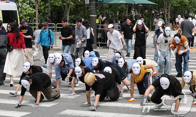 녹색연합 관계자들이 22일 서울 종로구 세종로 광화문네거리에서 생물다양성의 날을 맞아 자연의 권리 퍼포먼스 ‘공생2’를 선보이고 있다. 2025.5.22/뉴스1 ⓒ News1 임세영 기자