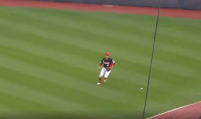 2경기 연속 아쉬운 수비로 2군에 내려간 최원준. (티빙 중계화면 캡처)