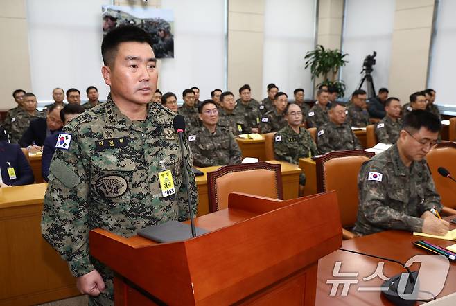 김현태 특전사 제707특수임무단 단장이 10일 오전 서울 여의도 국회 국방위원회에서 열린 계엄 관련 긴급 현안질의에서 위원 질의에 답하고 있다. 오른쪽은 박안수 전 계엄사령관(육군참모총장). 2024.12.10/뉴스1 ⓒ News1 김민지 기자