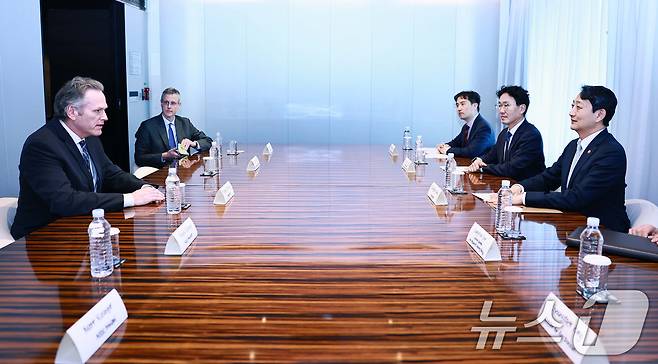 안덕근 산업통상자원부 장관이 25일 서울 중구 플라자호텔에서 마이크 던리비 미국 알래스카주 주지사와 면담을 하고 있다. 이날 안 장관은 알래스카 주지사와 알래스카 액화천연가스(LNG) 개발 프로젝트 등 에너지 협력 강화 방안을 논의했다. (산업통상자원부 제공, 재판매 및 DB 금지) 2025.3.25/뉴스1